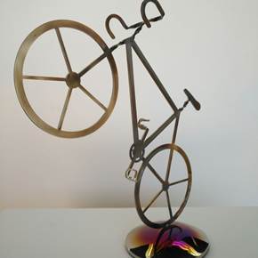 Bicicleta 250 de carrera 1/1, original Pequeño Metal Escultura de Juan Coruxo