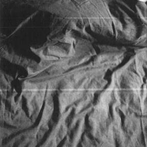 Wrinkled sheets on a Sunday morning, original Homme Analogique La photographie par Yorgos Kapsalakis
